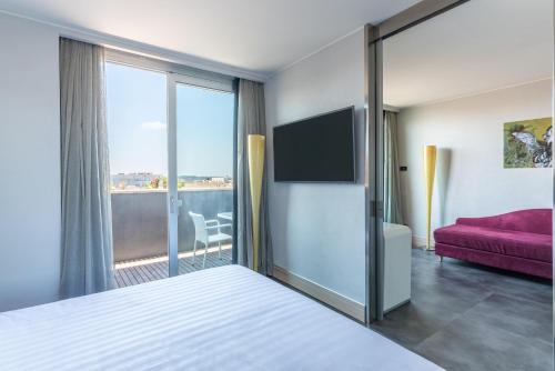 Suite Junior con cama extragrande, terraza y vistas a la ciudad del hotel Best Western Premier Royal Santina. Foto 2