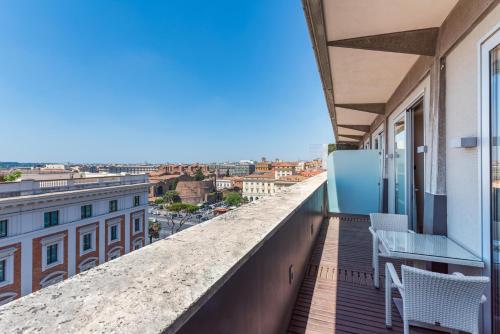 Suite Junior con cama extragrande, terraza y vistas a la ciudad del hotel Best Western Premier Royal Santina. Foto 3