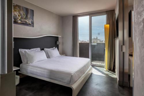 Suite Junior con cama extragrande, terraza y vistas a la ciudad del hotel Best Western Premier Royal Santina. Foto 4