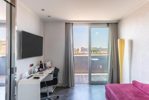 Suite Junior con cama extragrande, terraza y vistas a la ciudad del hotel Best Western Premier Royal Santina. Foto 5