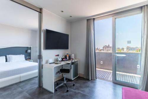 Suite Junior con cama extragrande, terraza y vistas a la ciudad del hotel Best Western Premier Royal Santina. Foto 6