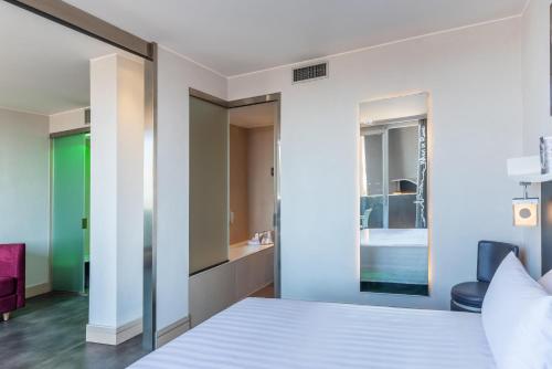 Suite Junior con cama extragrande, terraza y vistas a la ciudad del hotel Best Western Premier Royal Santina. Foto 7