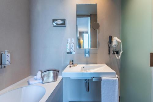 Suite Junior con cama extragrande, terraza y vistas a la ciudad del hotel Best Western Premier Royal Santina. Foto 8