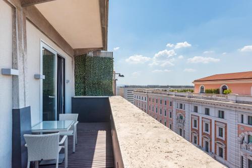 Suite Junior con cama extragrande, terraza y vistas a la ciudad del hotel Best Western Premier Royal Santina. Foto 11