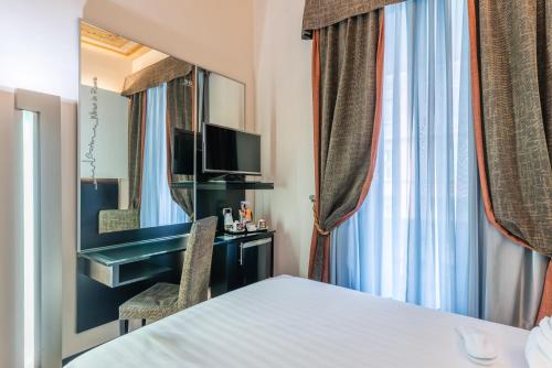 Habitación Doble pequeña con cama doble del hotel Best Western Plus Universo Roma. Foto 3