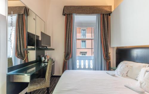 Habitación Doble pequeña con cama doble del hotel Best Western Plus Universo Roma. Foto 4