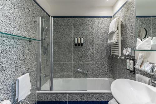 Habitación Doble Confort - 2 camas del hotel Best Western Plus Universo Roma. Foto 2
