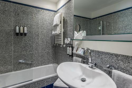 Habitación Doble Confort - 2 camas del hotel Best Western Plus Universo Roma. Foto 5