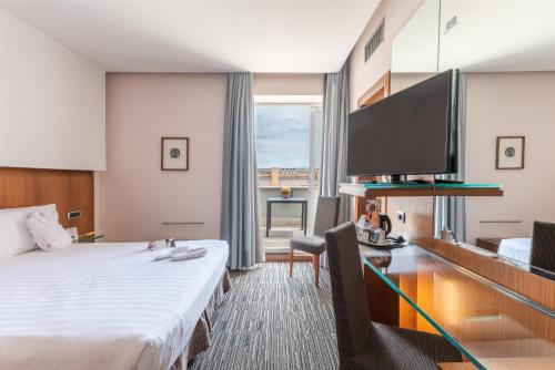 Habitación Superior con cama extragrande del hotel Best Western Plus Universo Roma. Foto 1