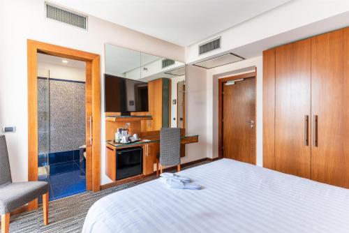 Habitación Superior con cama extragrande del hotel Best Western Plus Universo Roma. Foto 4