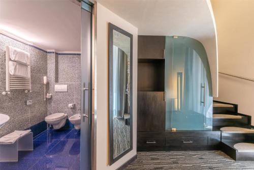 Habitación Deluxe con cama extragrande del hotel Best Western Plus Universo Roma. Foto 2