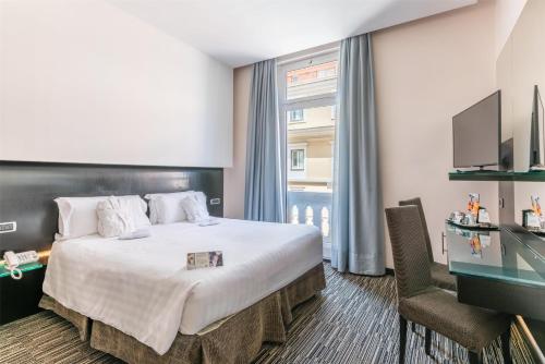 Habitación Doble Confort con cama grande del hotel Best Western Plus Universo Roma. Foto 1