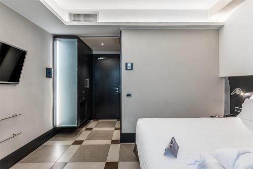 Habitación Doble Confort con cama grande del hotel Best Western Plus Universo Roma. Foto 2