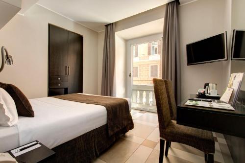 Habitación Doble Confort con cama grande del hotel Best Western Plus Universo Roma. Foto 3