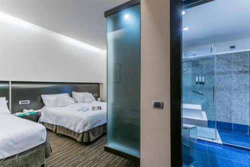 Habitación Comfort Triple con cama extragrande del hotel Best Western Plus Universo Roma. Foto 1
