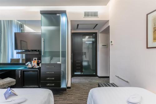 Habitación Comfort Triple con cama extragrande del hotel Best Western Plus Universo Roma. Foto 3
