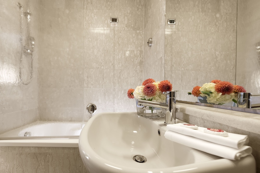 Habitación clásica con 1 cama doble o 2 individuales del hotel Bettoja Massimo D'azeglio. Foto 8
