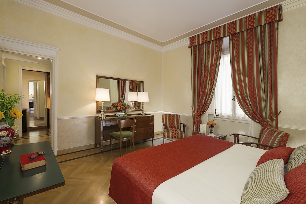 Habitación superior con 1 cama doble o 2 individuales del hotel Bettoja Massimo D'azeglio. Foto 4