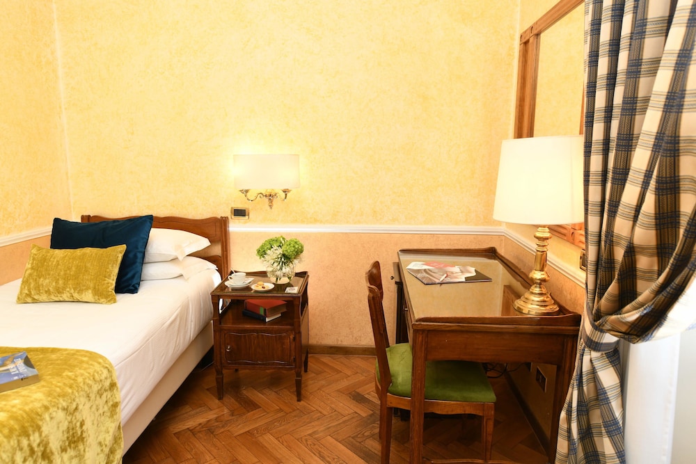 Habitación individual del hotel Bettoja Massimo D'azeglio. Foto 1
