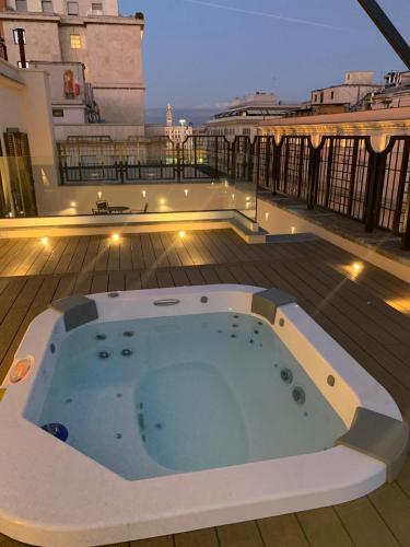 Suite con bañera de hidromasaje del hotel Genova. Foto 1