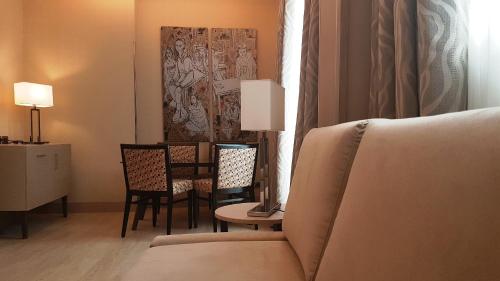 Suite con bañera de hidromasaje del hotel Genova. Foto 7