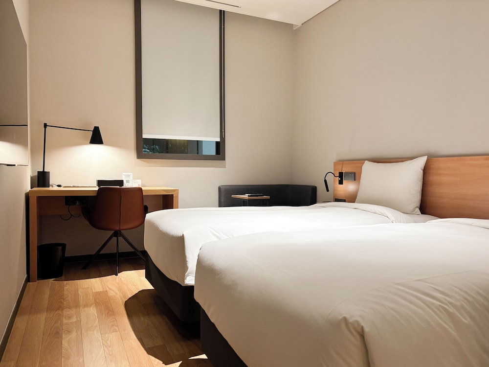 Habitación estándar con 2 camas individuales del hotel Ibis Suwon Ambassador. Foto 1
