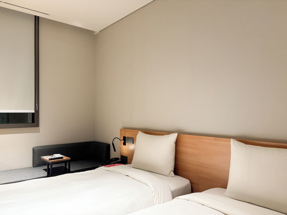 Habitación estándar con 2 camas individuales del hotel Ibis Suwon Ambassador. Foto 2