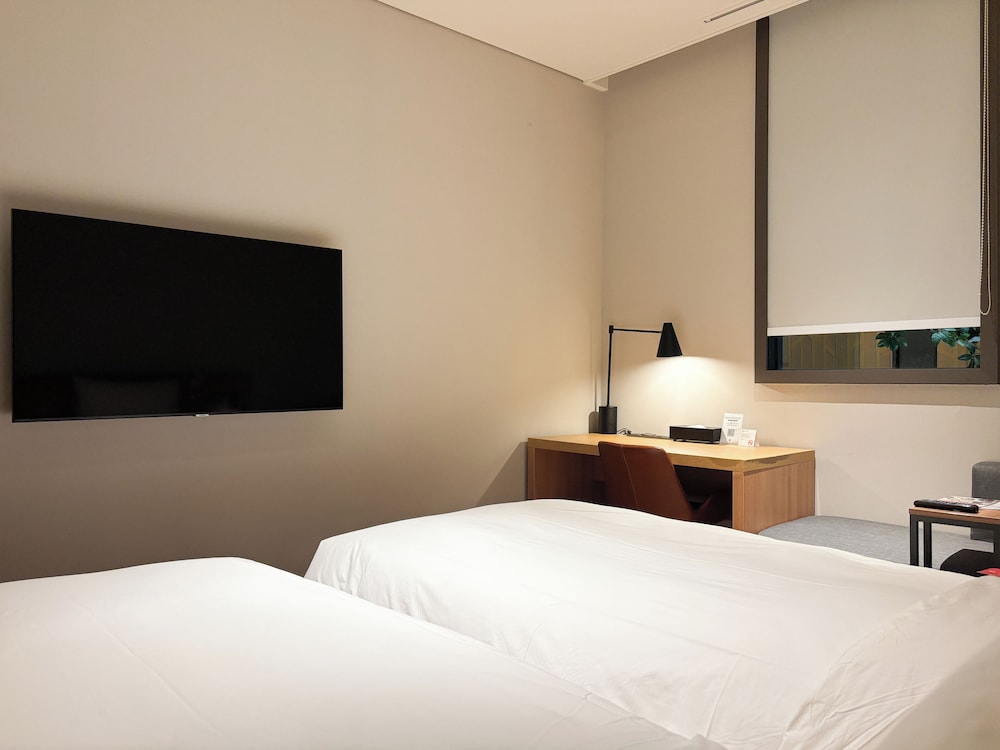 Habitación estándar con 2 camas individuales del hotel Ibis Suwon Ambassador. Foto 3