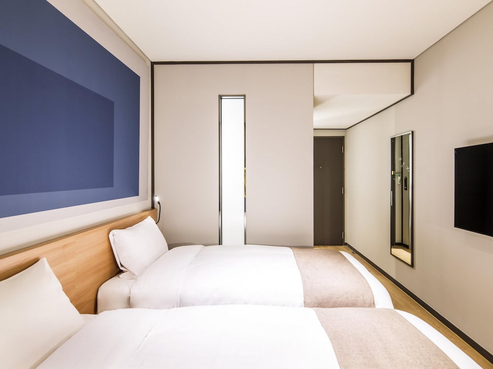 Habitación estándar con 2 camas individuales del hotel Ibis Suwon Ambassador. Foto 7