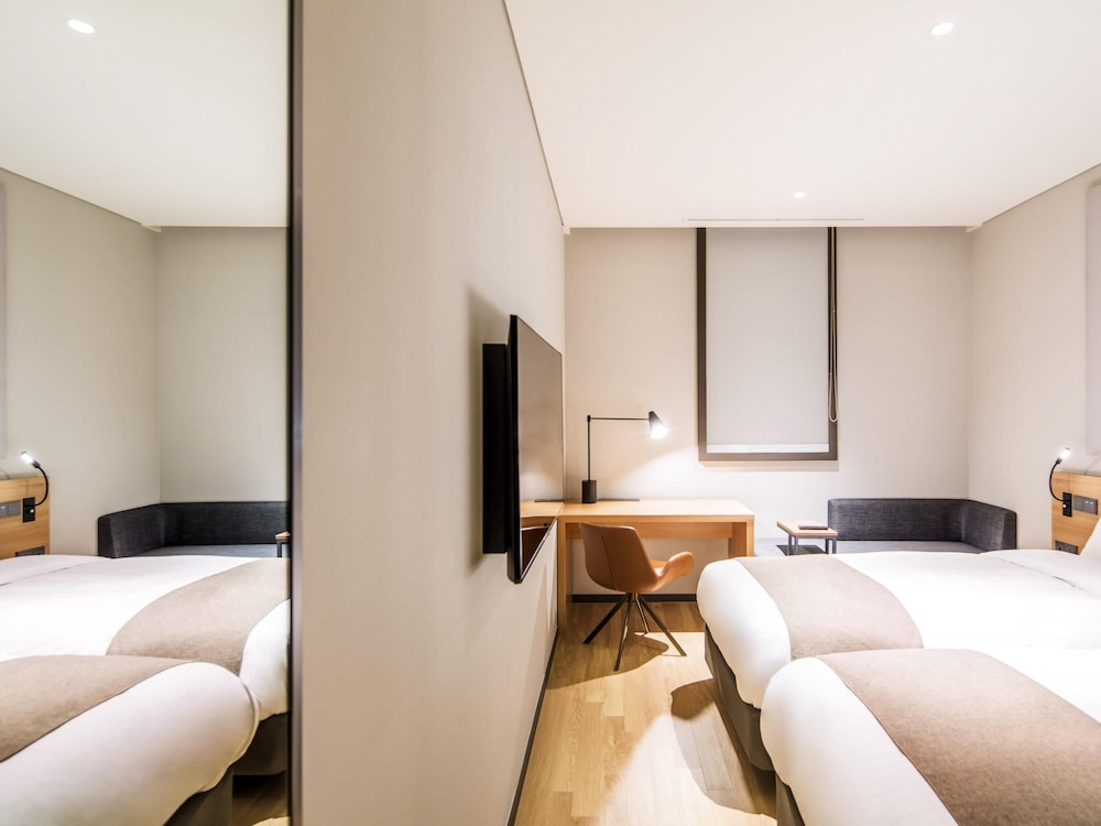 Habitación estándar con 2 camas individuales del hotel Ibis Suwon Ambassador. Foto 8