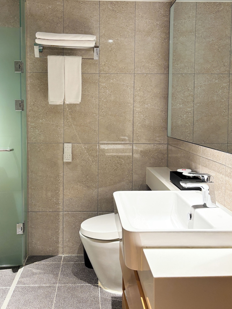 Habitación estándar con 2 camas individuales del hotel Ibis Suwon Ambassador. Foto 9