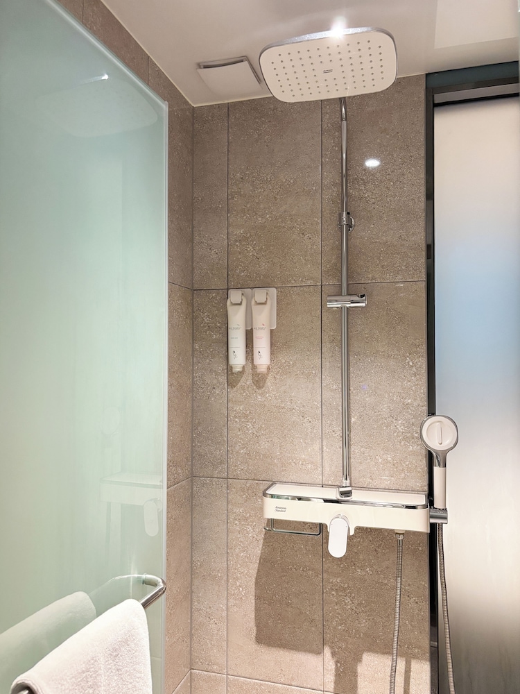 Habitación estándar con 2 camas individuales del hotel Ibis Suwon Ambassador. Foto 10