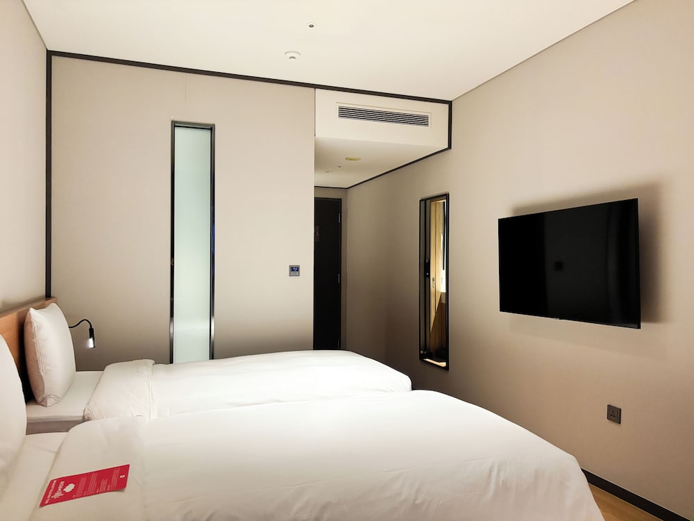 Habitación superior con 2 camas individuales del hotel Ibis Suwon Ambassador. Foto 1