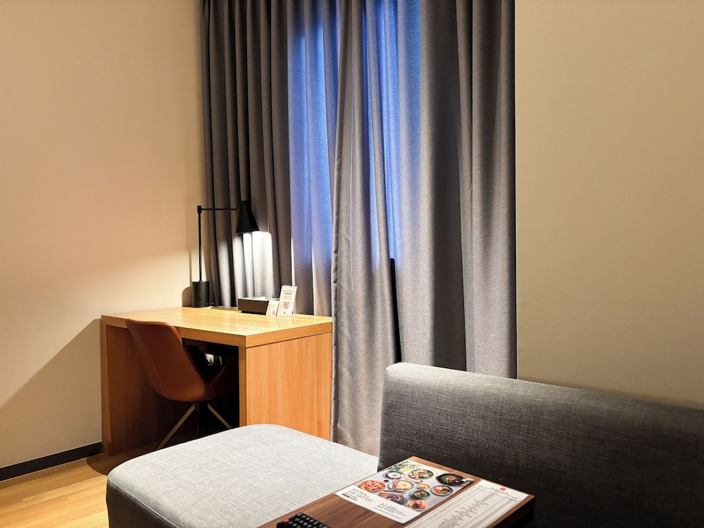 Habitación superior con 2 camas individuales del hotel Ibis Suwon Ambassador. Foto 2