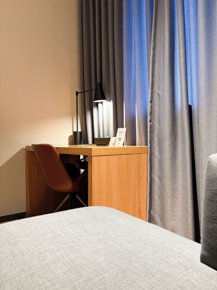 Habitación superior con 2 camas individuales del hotel Ibis Suwon Ambassador. Foto 3