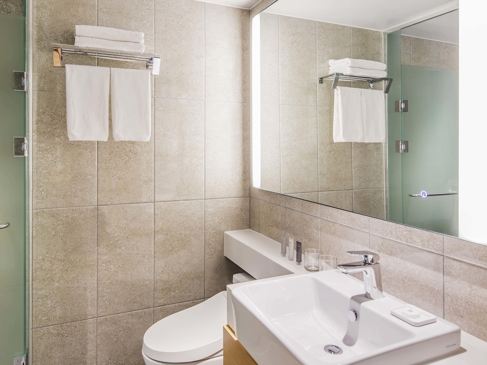 Habitación superior con 2 camas individuales del hotel Ibis Suwon Ambassador. Foto 5