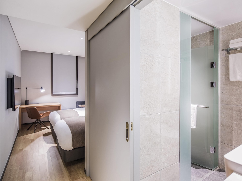 Habitación superior con 2 camas individuales del hotel Ibis Suwon Ambassador. Foto 6