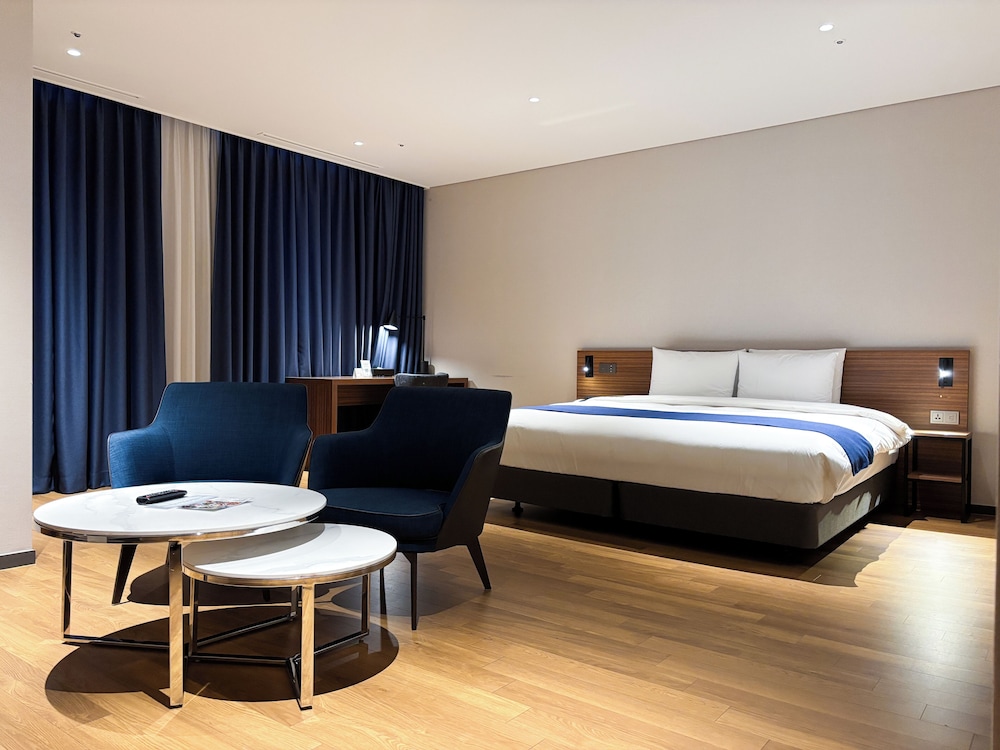 SUITE JUNIOR con 1 cama king size del hotel Ibis Suwon Ambassador. Foto 1