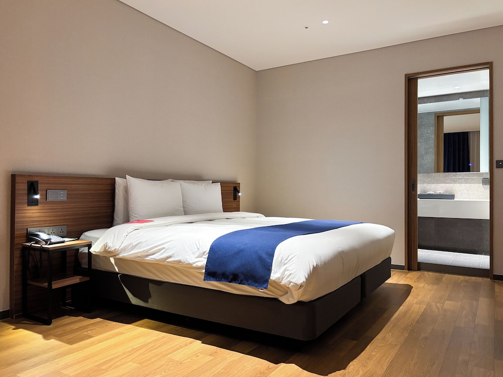 SUITE JUNIOR con 1 cama king size del hotel Ibis Suwon Ambassador. Foto 2