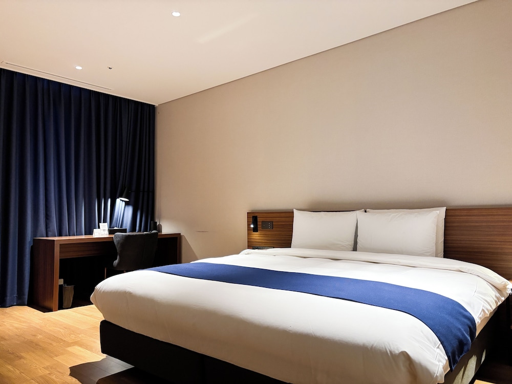 SUITE JUNIOR con 1 cama king size del hotel Ibis Suwon Ambassador. Foto 4