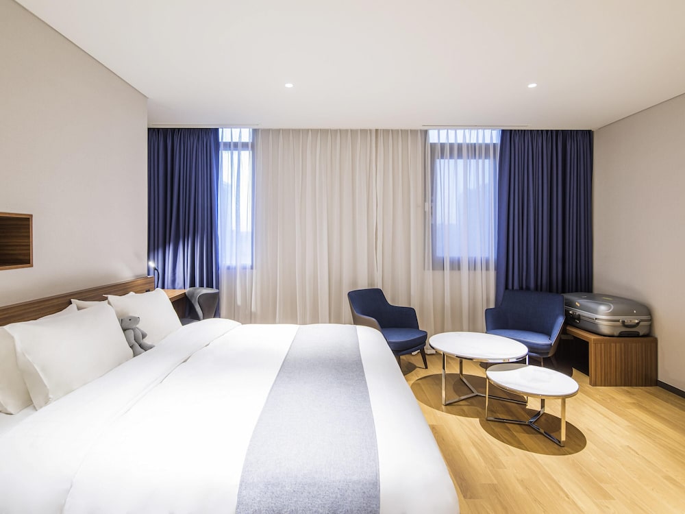 SUITE JUNIOR con 1 cama king size del hotel Ibis Suwon Ambassador. Foto 8