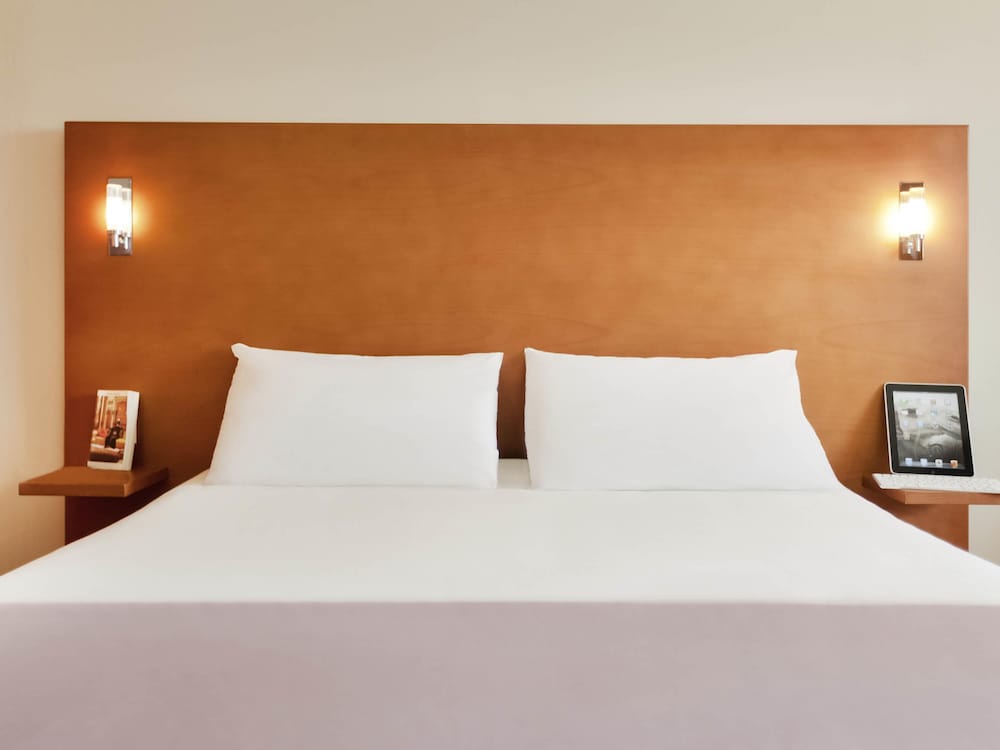 Habitación con 1 cama doble equipada con la nueva ropa de cama del hotel Ibis Amman