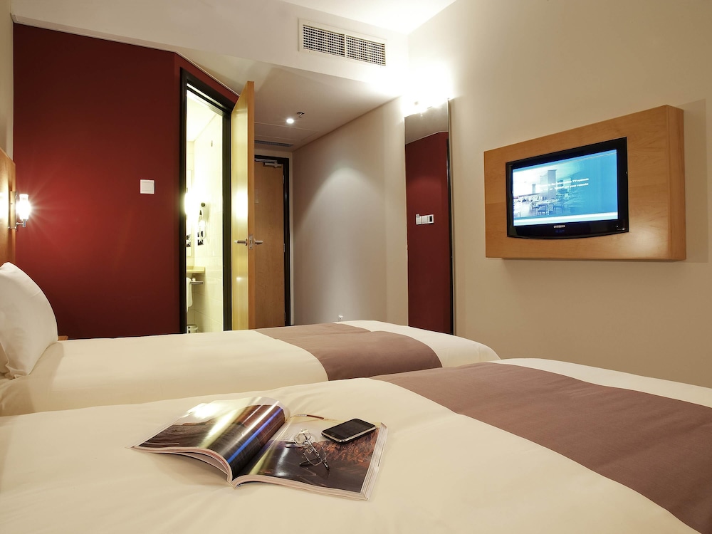Habitación con 2 camas individuales equipada con la nueva ropa de cama del hotel Ibis Amman. Foto 6