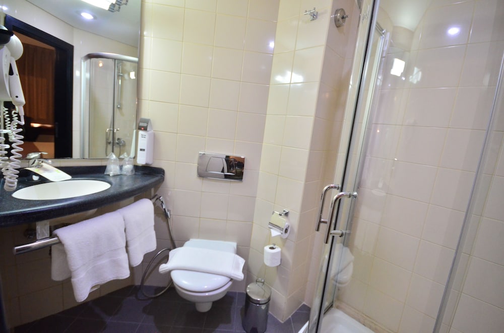 Habitación con 2 camas individuales equipada con la nueva ropa de cama del hotel Ibis Amman. Foto 11