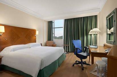 Habitación con cama extragrande del hotel Hilton Rome Airport