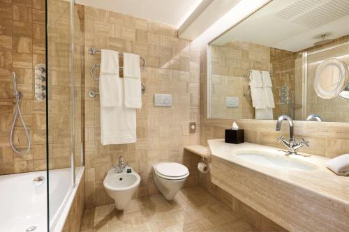 Habitación Deluxe con cama extragrande del hotel Hilton Rome Airport. Foto 1