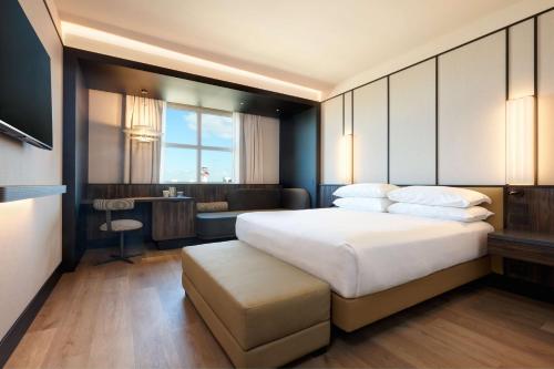 Habitación Deluxe con cama extragrande del hotel Hilton Rome Airport. Foto 4