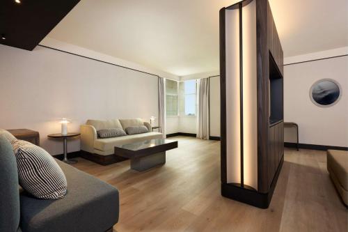 Habitación Alcove Executive con cama extragrande del hotel Hilton Rome Airport. Foto 1