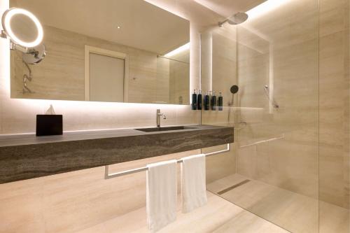 Habitación Alcove Executive con cama extragrande del hotel Hilton Rome Airport. Foto 3