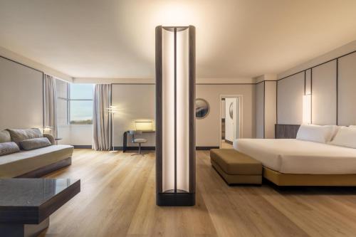 Habitación Alcove Executive con cama extragrande del hotel Hilton Rome Airport. Foto 4